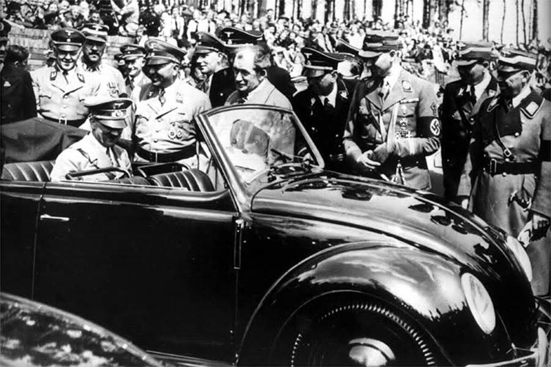 Image: Hitler en el Volkswagen Beetle. Ullstein Bild/The Granger Collection
